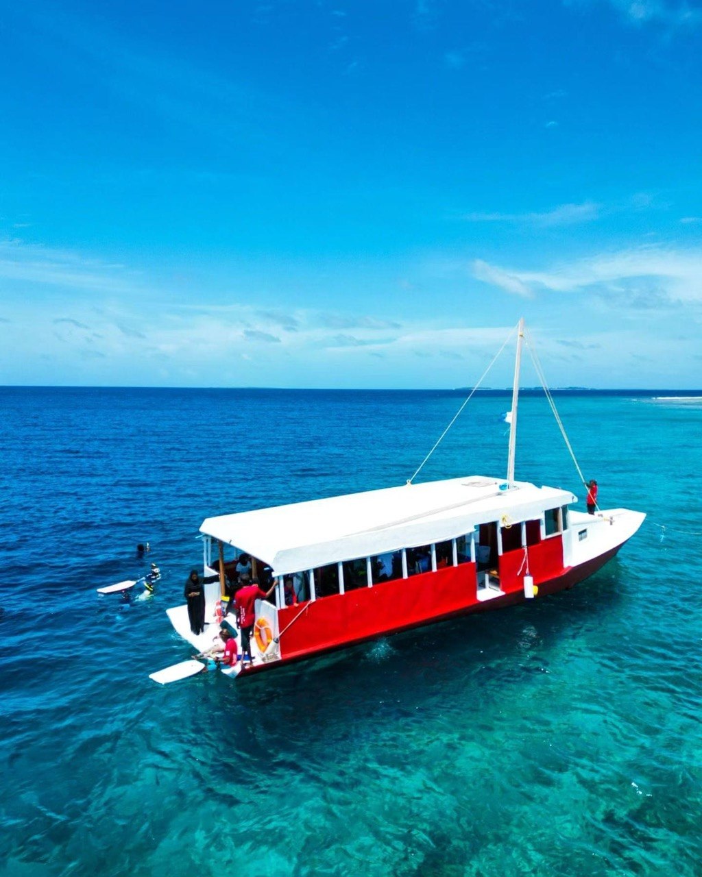 Moodhu Bulhaa dive boat on a bright blue lagoon