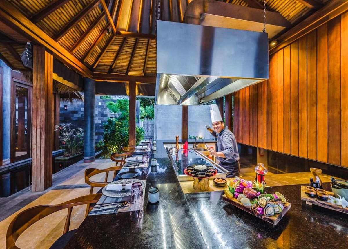 Chef at the Teppan de Oishi teppanyaki counter, Furaveri Maldives