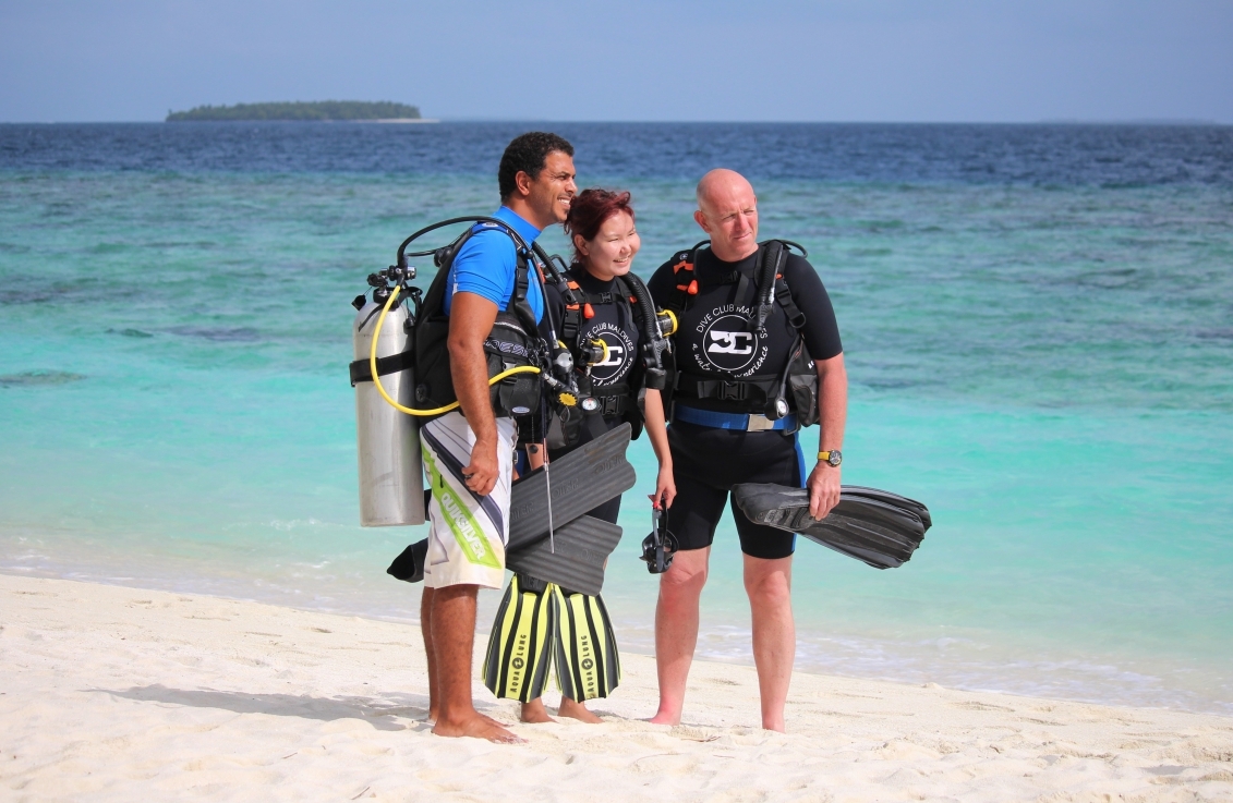 Divers preparing together for scuba training