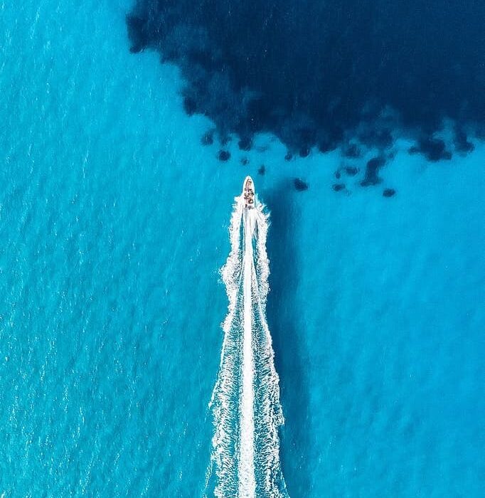 Boat travelling through blue water near Furaveri