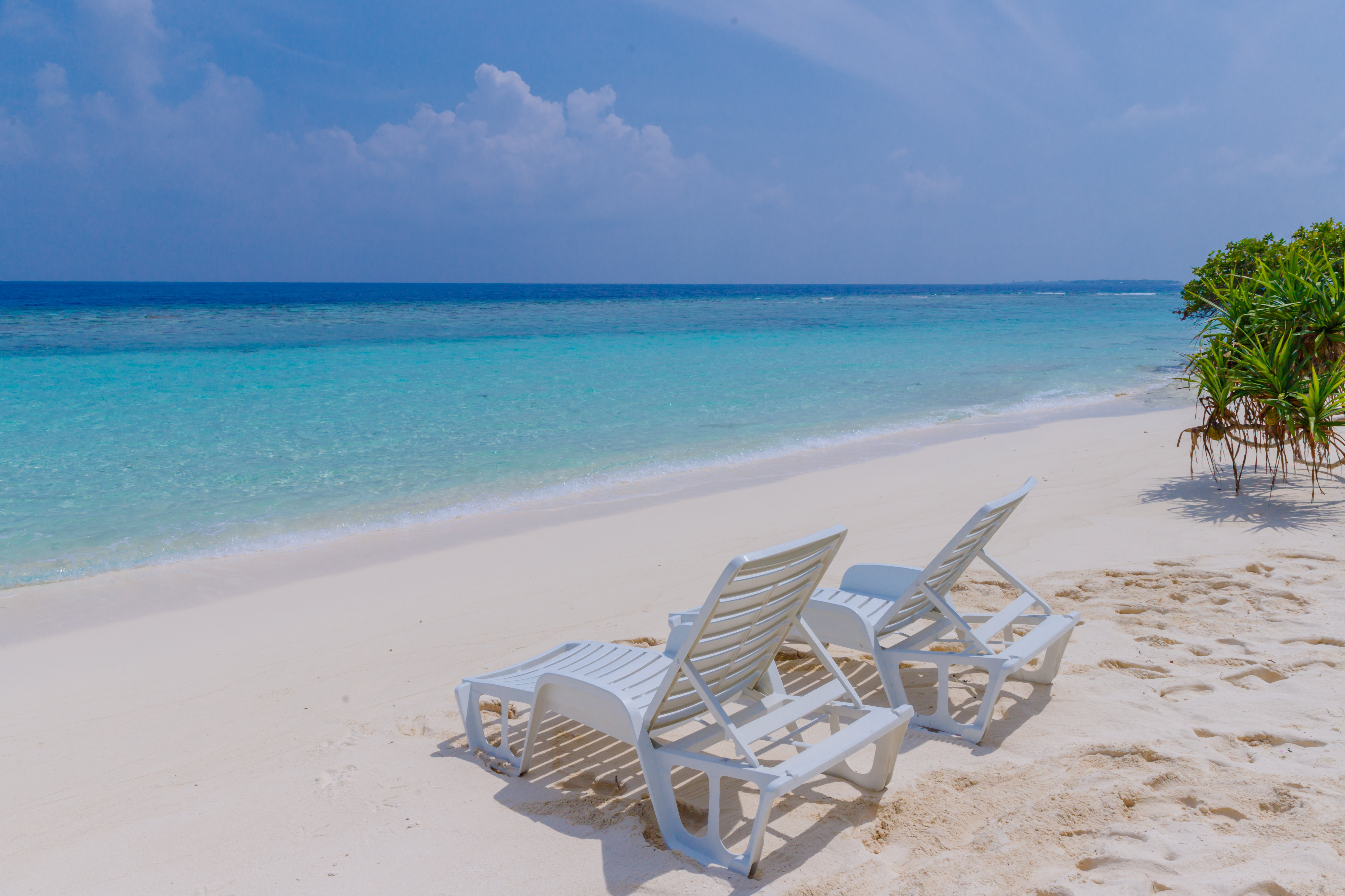 Beach and turquoise sea at Nihaali Maldives, Kudarikilu